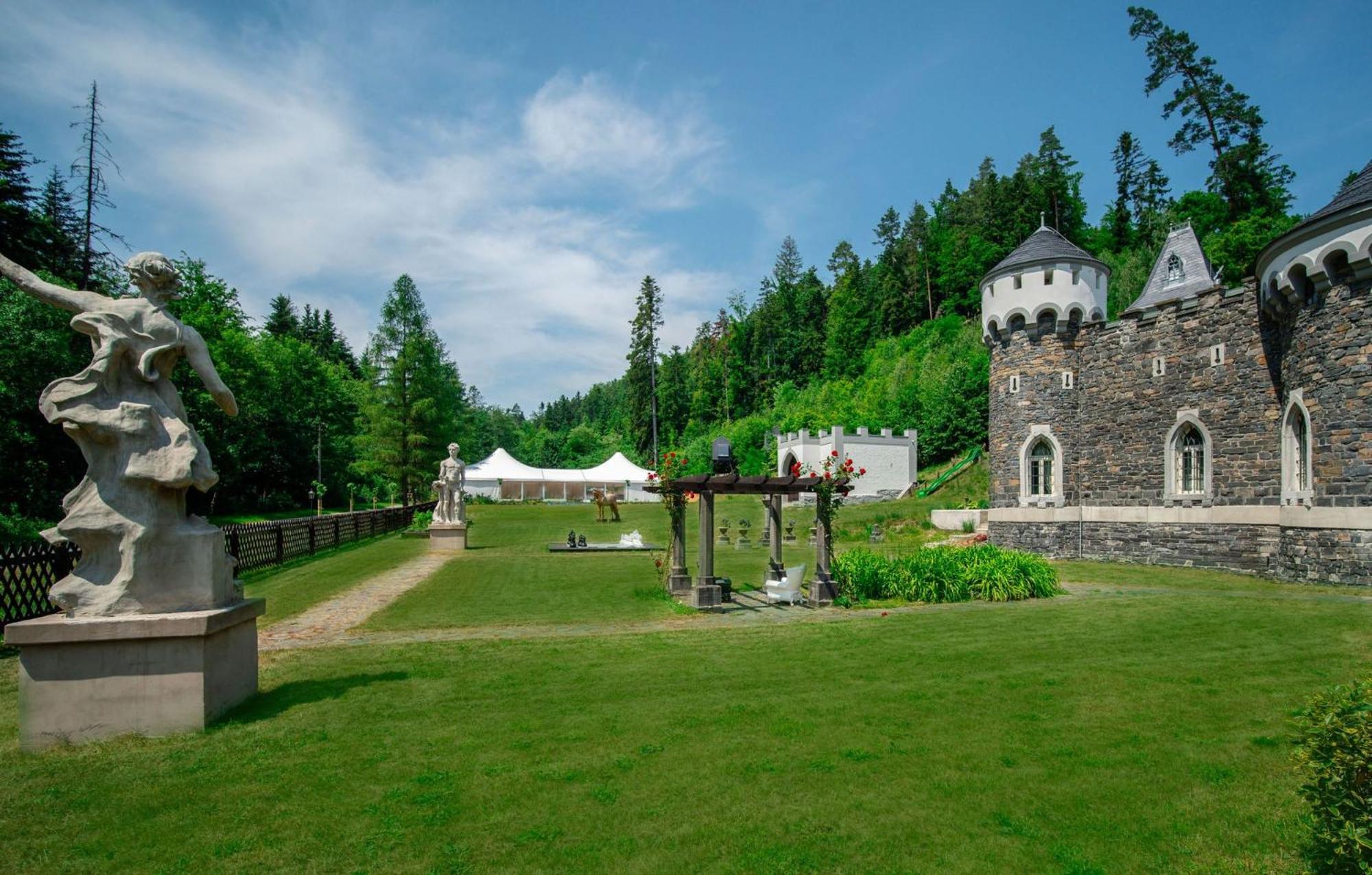 Hrad Kunzov Glamping & Spa & Restaurant Přerov Kültér fotó