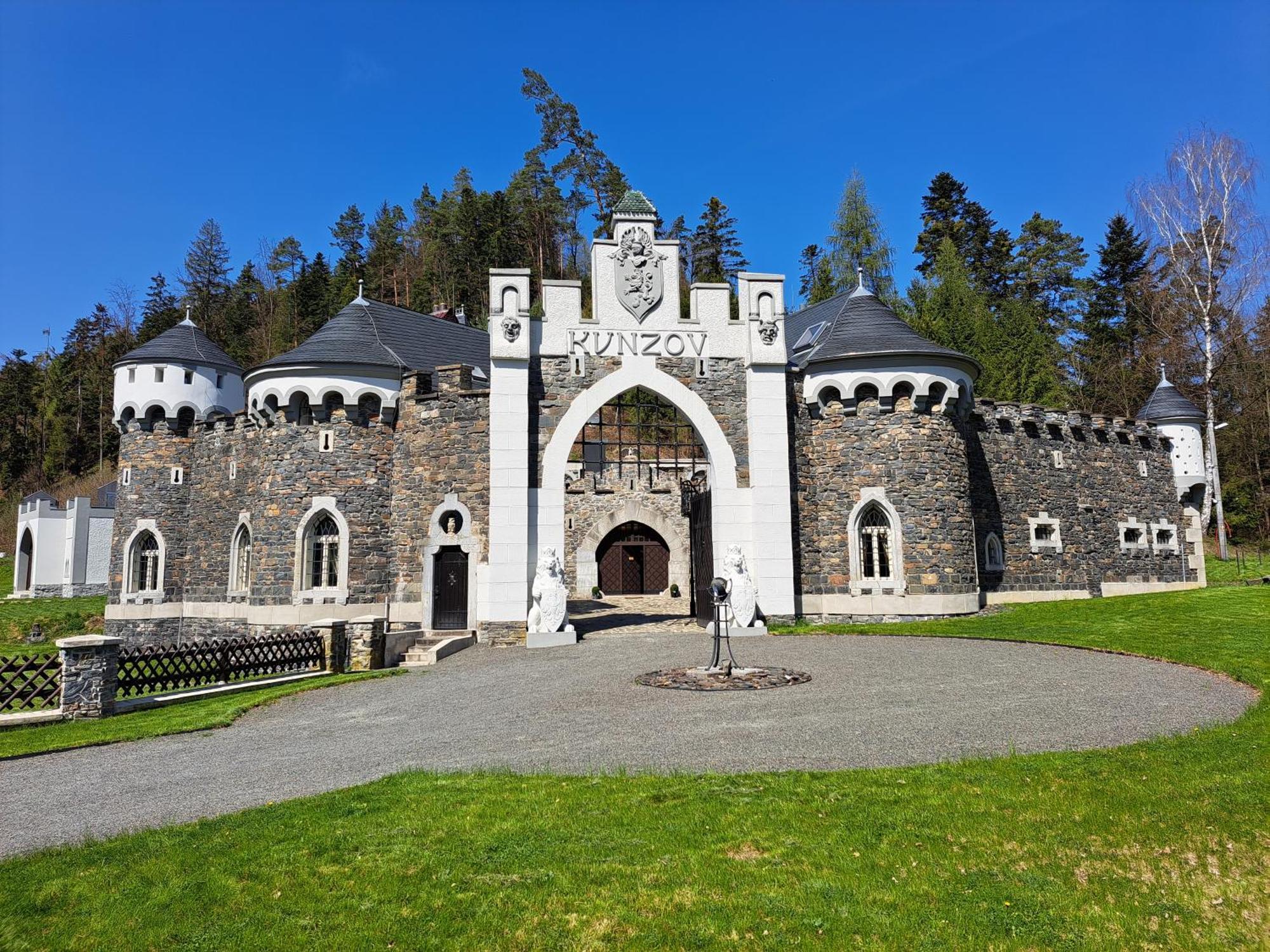 Hrad Kunzov Glamping & Spa & Restaurant Přerov Kültér fotó